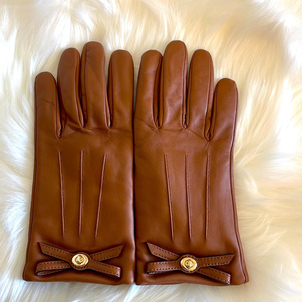 Coach Turnlock Bow Leather Gloves Saddle